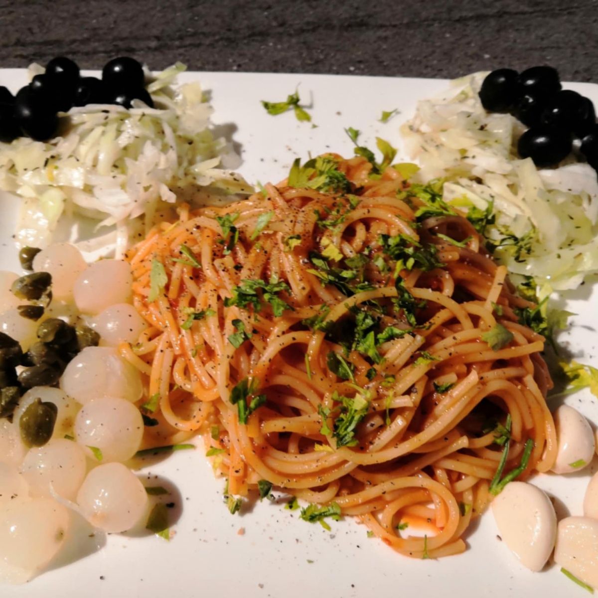 Low-Carb špagety z konjakových nudlí s rajčatovou omáčkou 